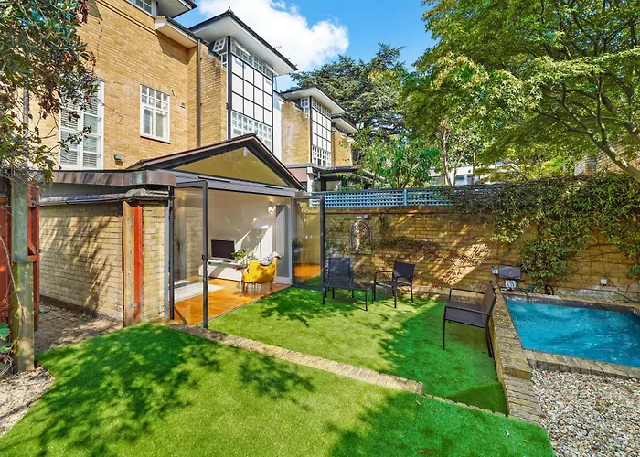 3 Bedroom Mews Home - Clapham Common - Free Private Parking - Sleeps 5 - Newly Refurbished - Sweetpea & Pillow Properties